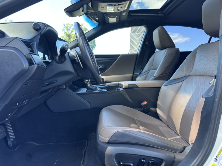 Lexus ES 300h car for rent