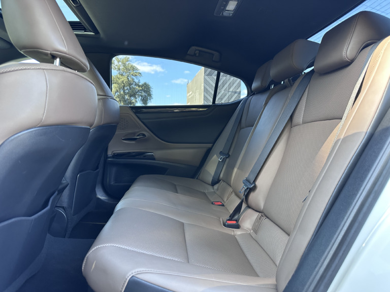 Lexus ES 300h car hire service